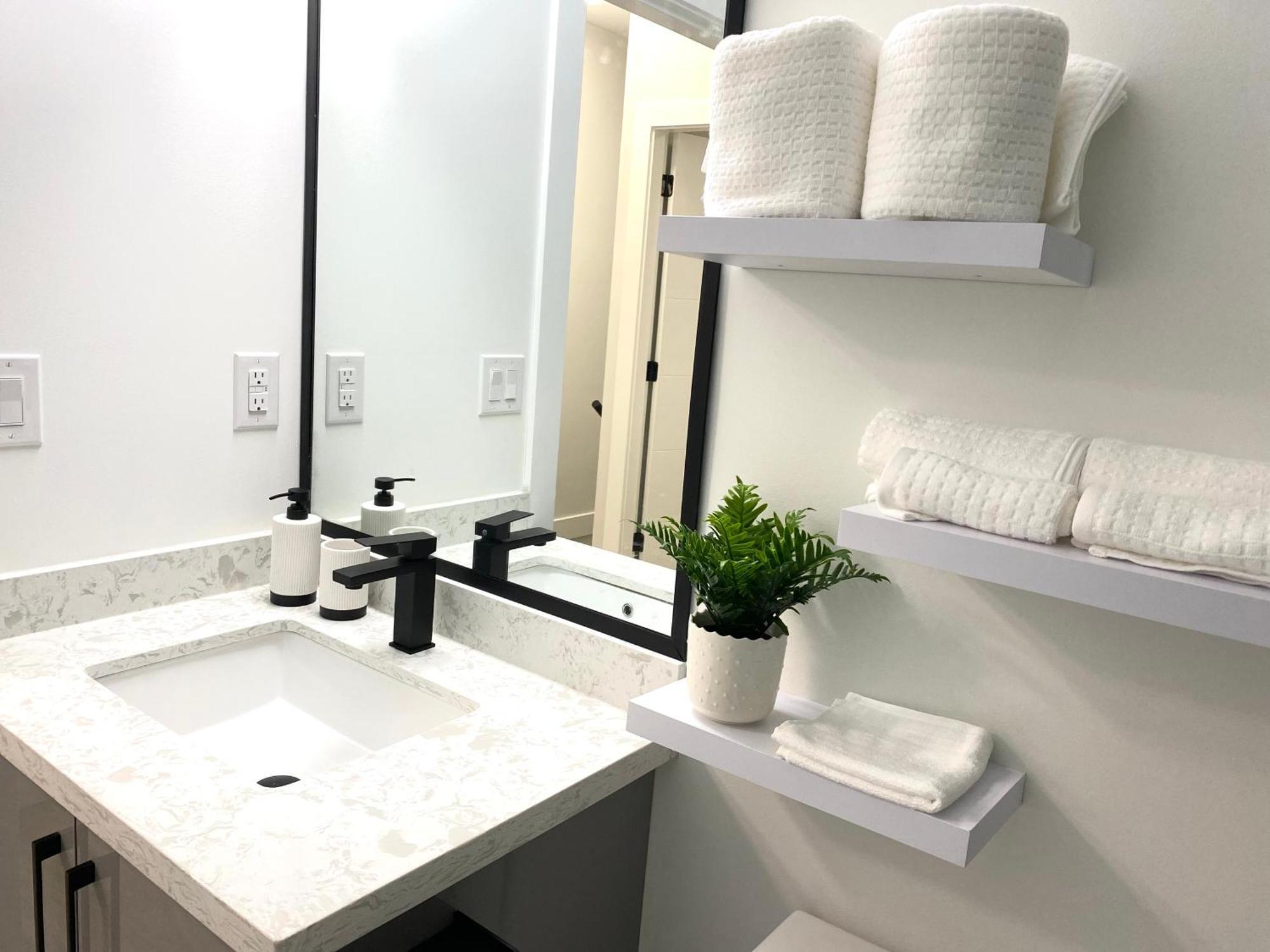Modern And New House Near Pne With Big Garden And Free Parking Daire Vancouver Dış mekan fotoğraf
